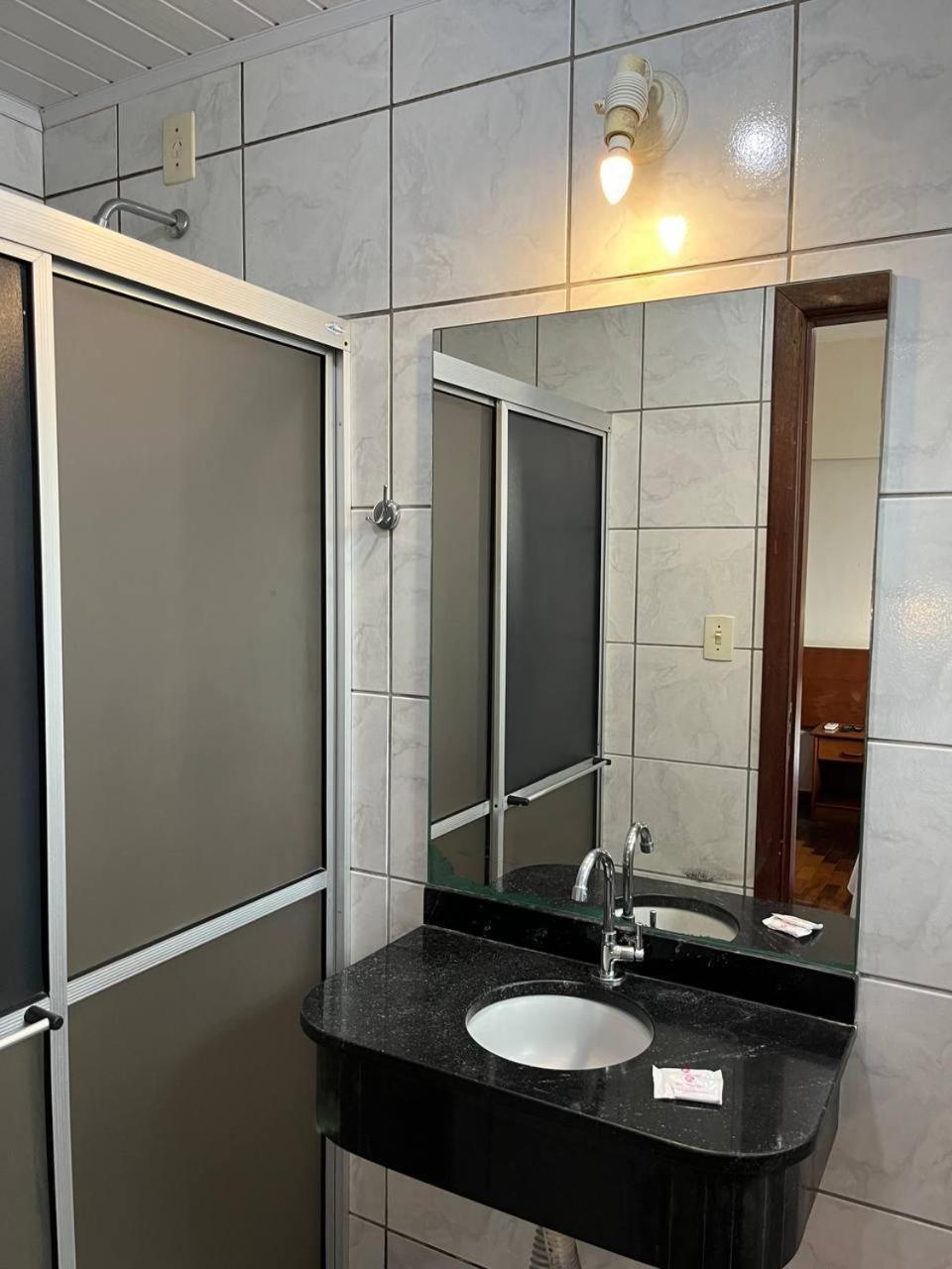 Acomodare Hotel- Sob Nova Direcao Tubarão المظهر الخارجي الصورة